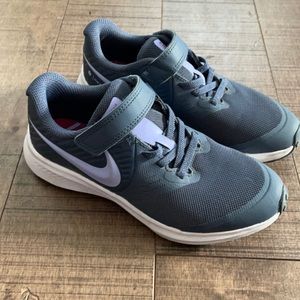 Girls Nike shoes size 1 star runner